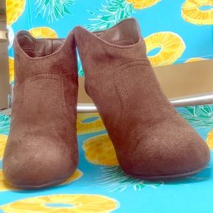 Tan brown ankle Boots / Booties size 7.5